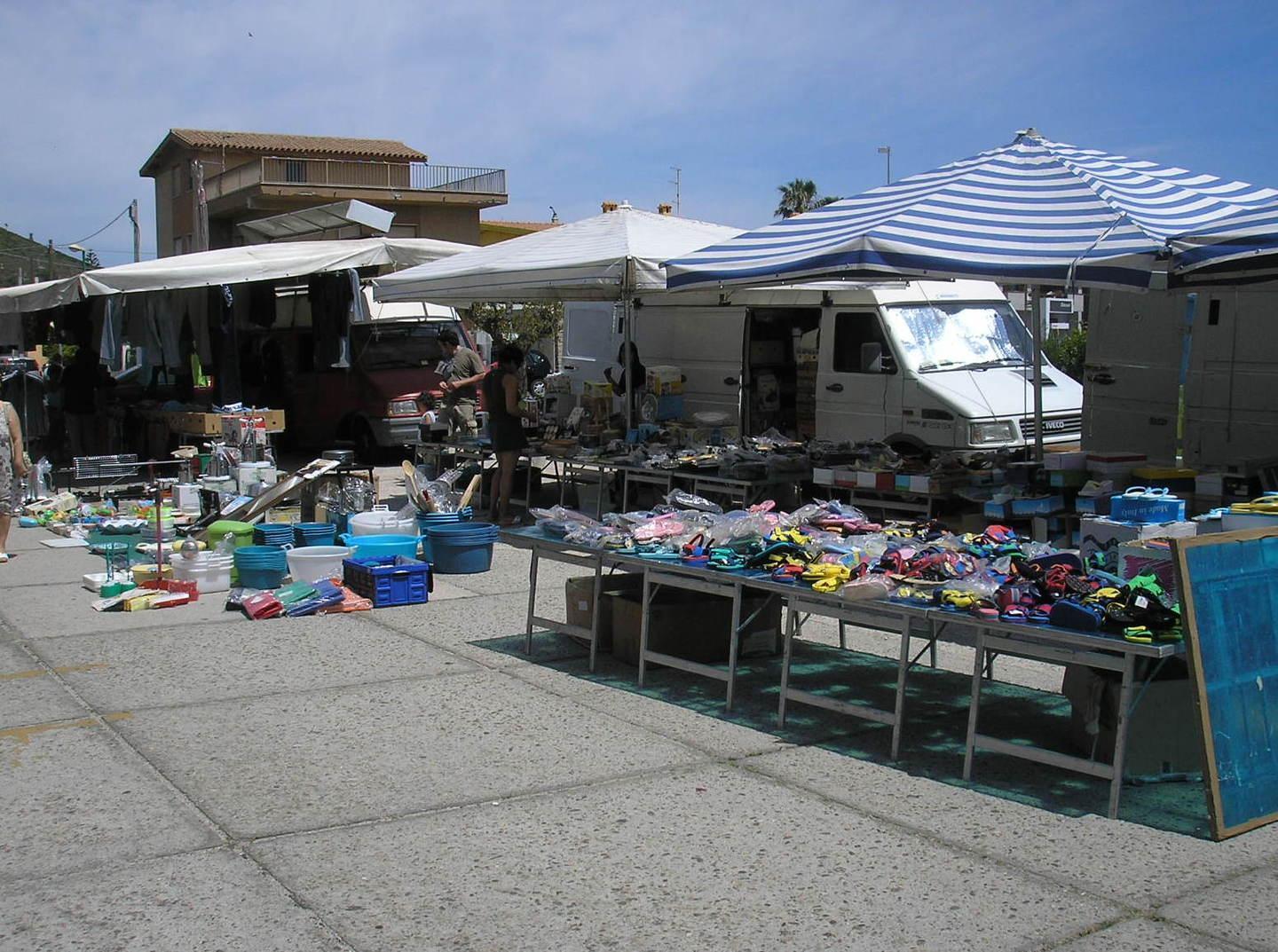 La Caletta, riapre il mercatino serale in centro 