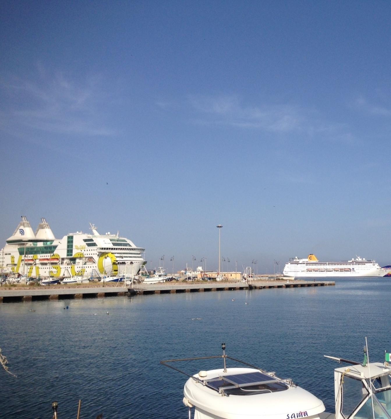 Sbarco in ritardo e stiva bollente per un incidente nel parcheggio