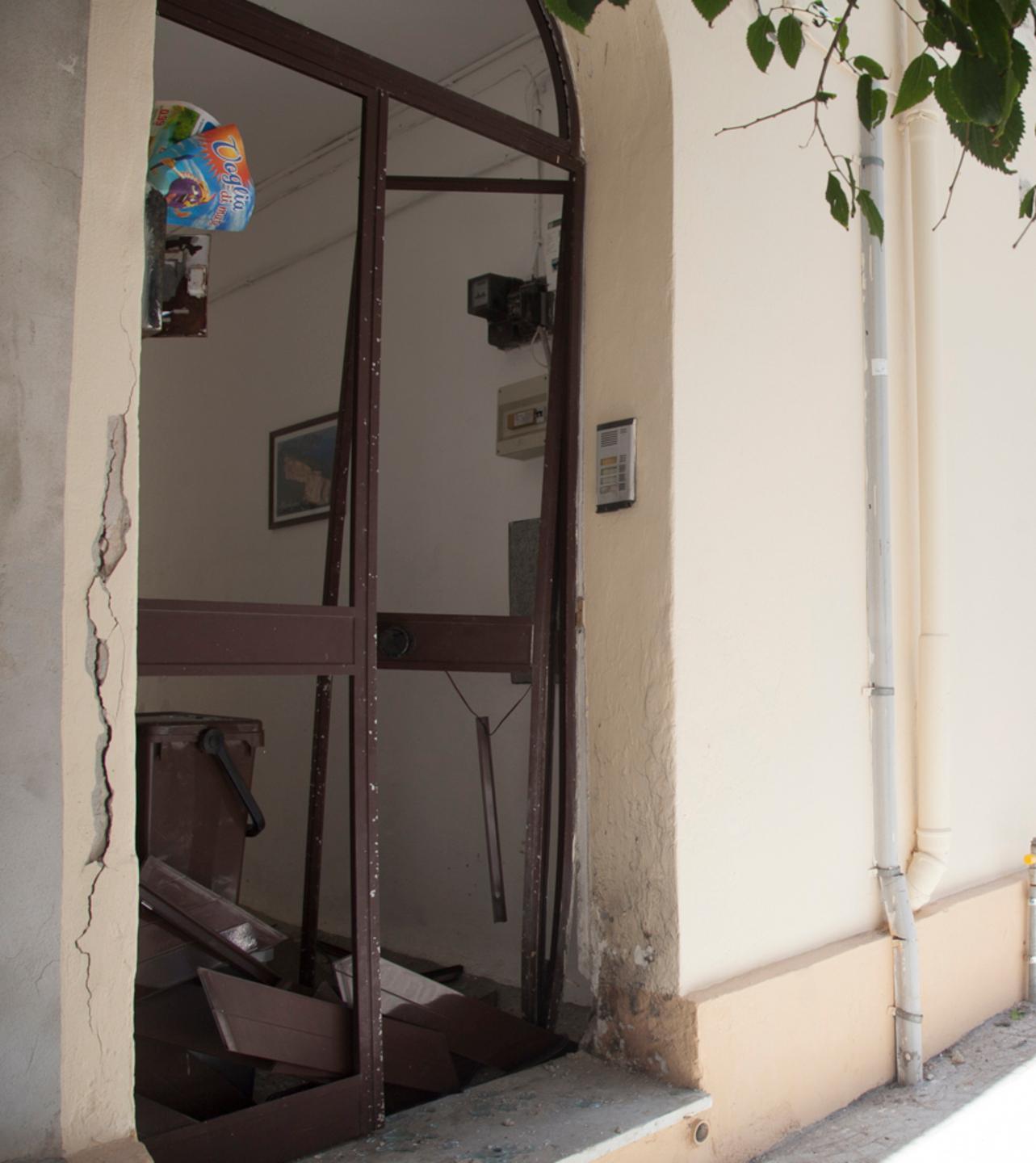 Bomba carta in un portone avrebbe potuto uccidere 