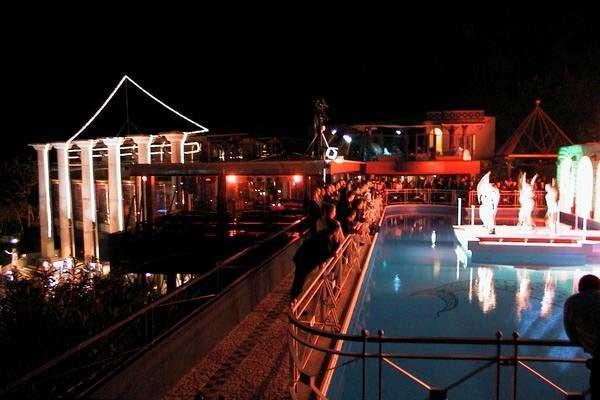 Pesaro, 4 minori modenesi ubriachi: champagne e vodka comprati nel locale,  chiusa la Baia Imperiale 