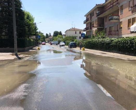 Tubo rotto e strade allagate nella zona di via Coventry 