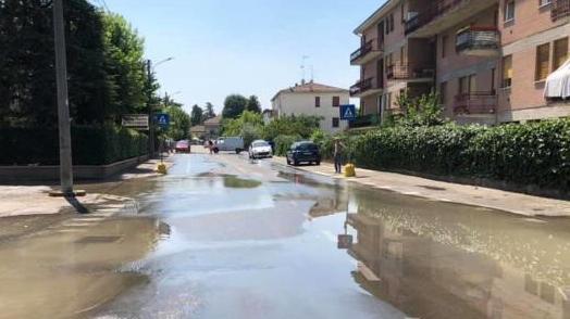 Tubo rotto e strade allagate nella zona di via Coventry