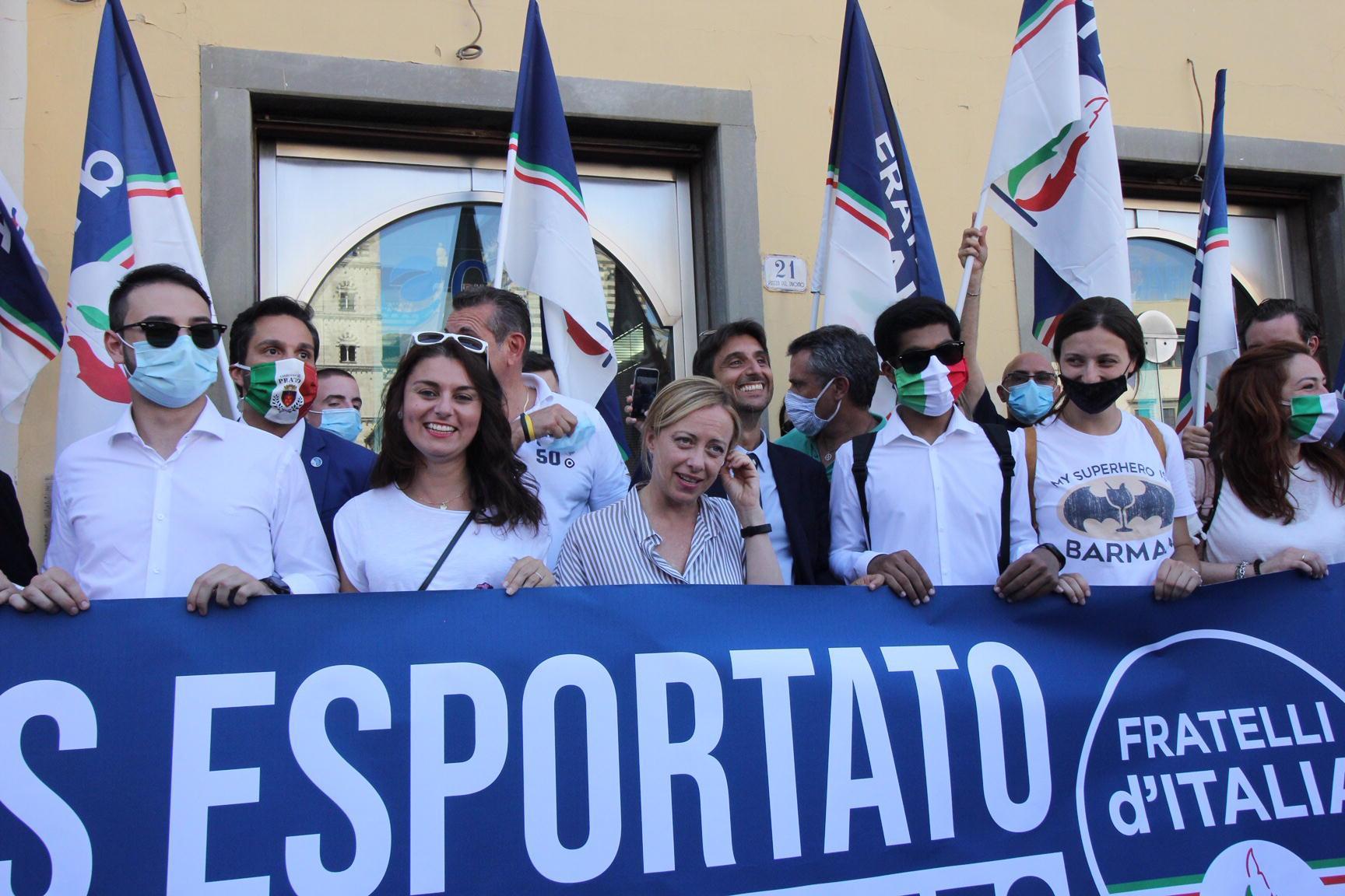 Giorgia Meloni e Susanna Ceccardi al centro del flashmob di Fratelli d'Italia in favore della Cap