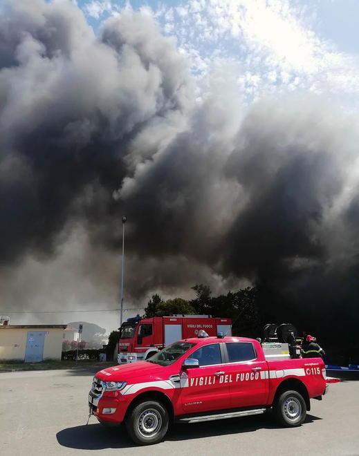 «Dopo l’incendio servono tempi certi su analisi e bonifiche»