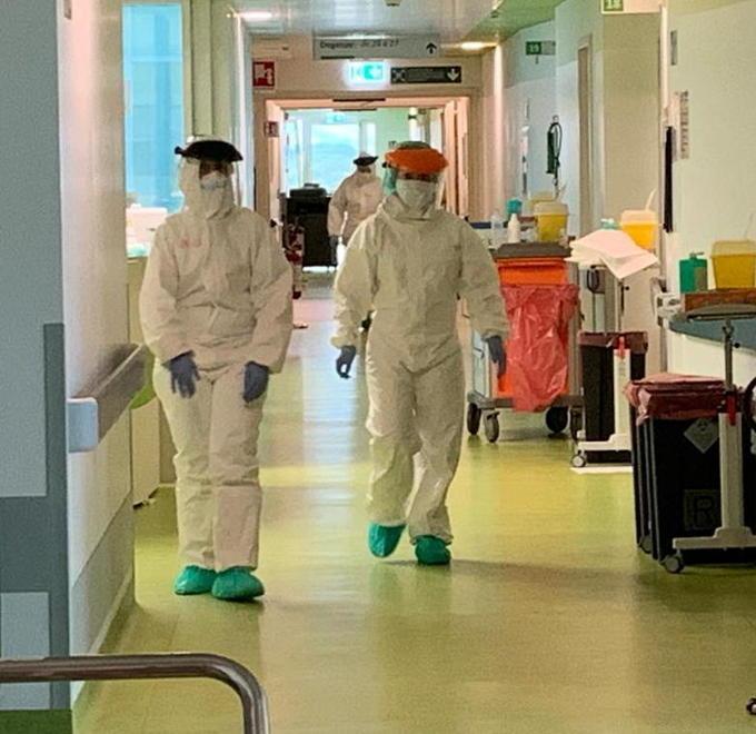 «Mio padre negativo dopo due tamponi» 