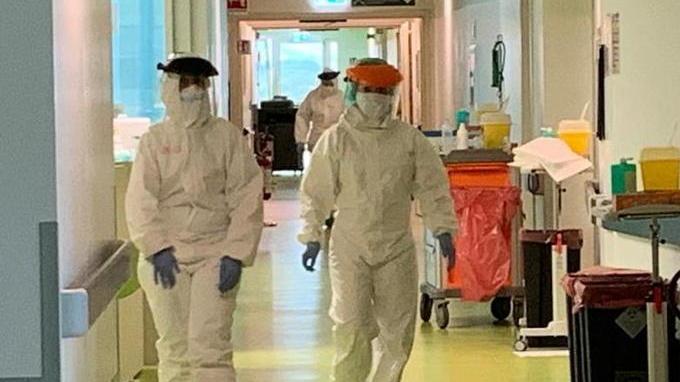 «Mio padre negativo dopo due tamponi»