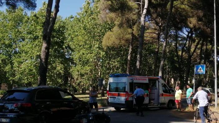 Scontro fra auto e scooter resta ferito un volontario