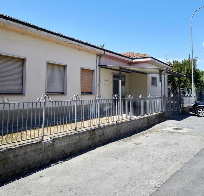 Vandalizzato l’ex asilo parrocchiale a Bassa 