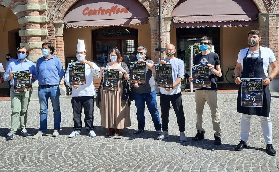 A cena in Piazza Guercino Per ripartire di slancio 