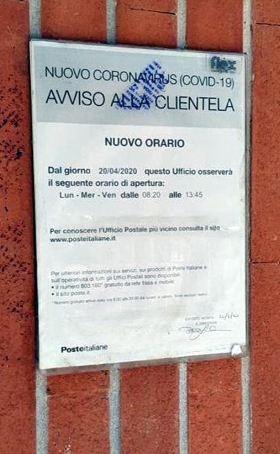 Lunghe code sotto il sole per l’ufficio postale La petizione dei cittadini 