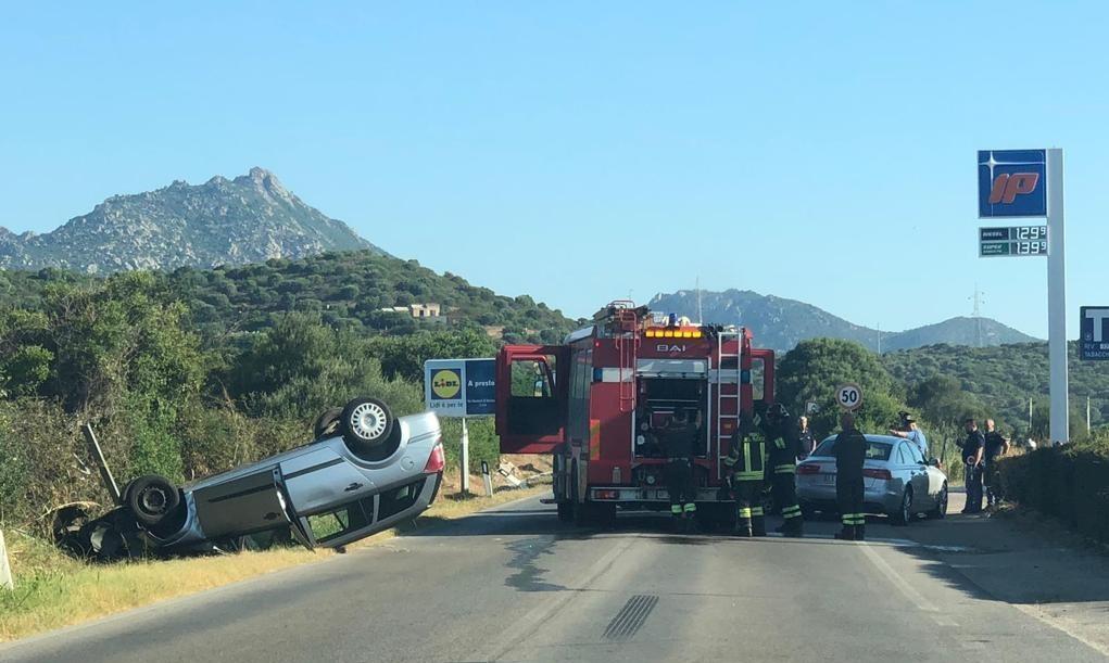 Auto ribaltata tra Olbia e Arzachena