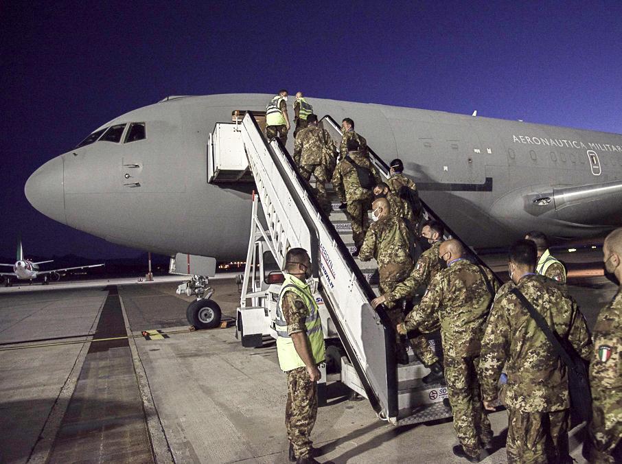 Dopo il guasto dell’aereo la Brigata riprende il volo 