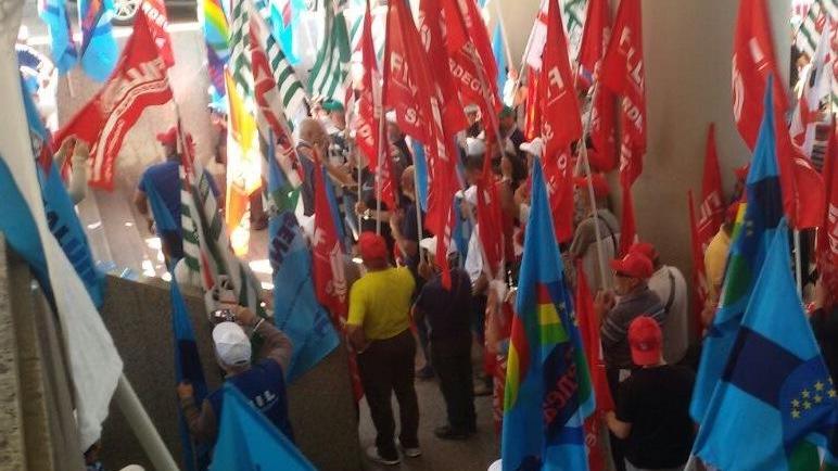 Il grido dei sindacati: «Malati abbandonati si rischia il collasso» 