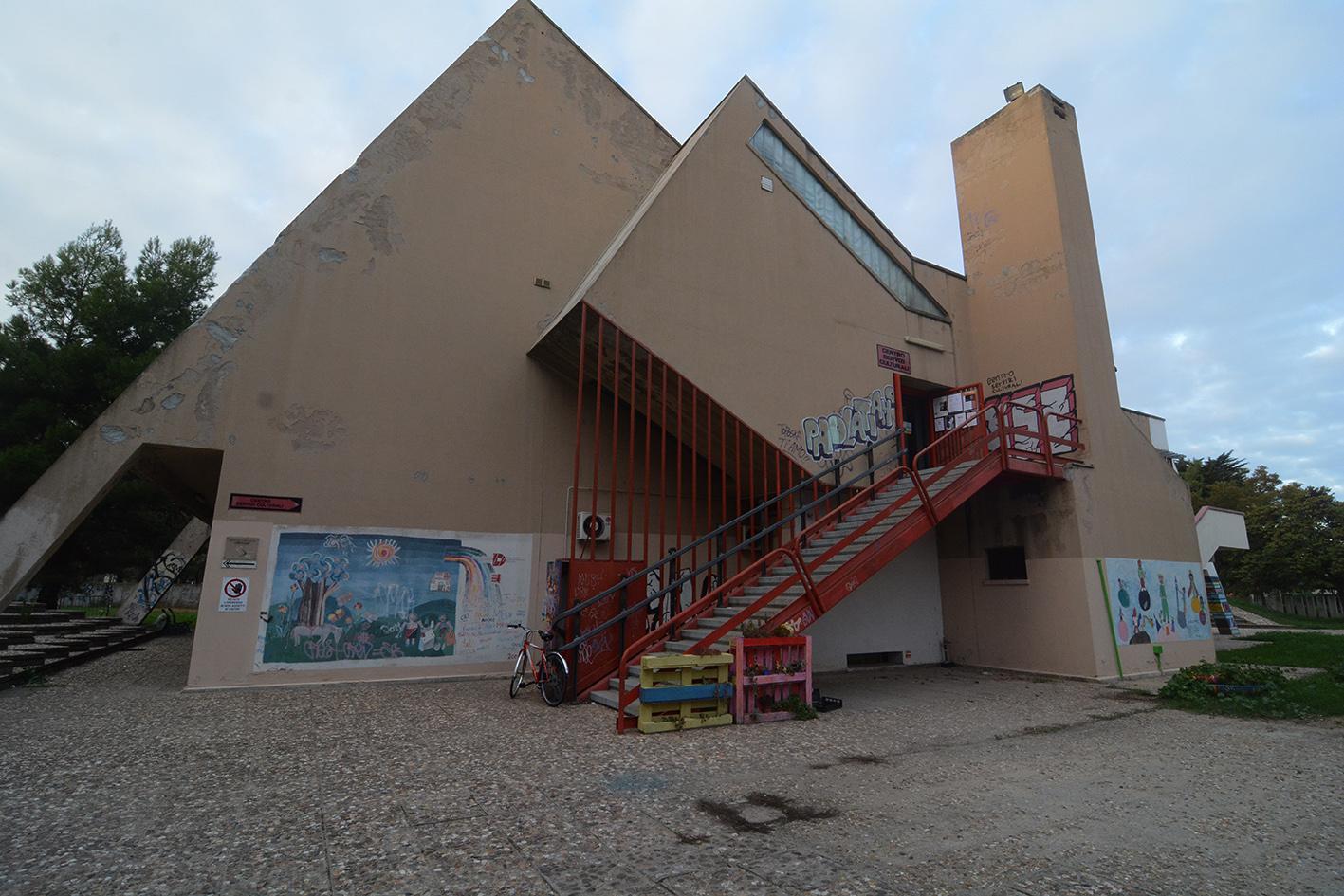 Oristano, incendio doloso si estende alle finestre della biblioteca comunale