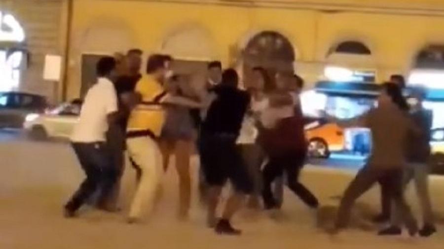 Un momento della rissa dal fermo immagine di un video diffuso su Facebook