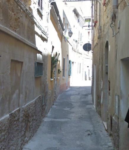 Una stradina del centro storico di Sassari (foto Ivan Nuvoli)