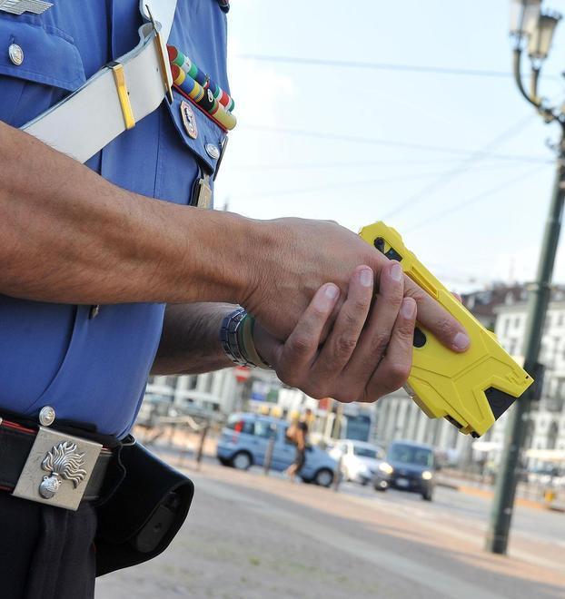 Bloccato l’uso del taser, i sindacati e il Comune di Ferrara: «Decisione assurda» 