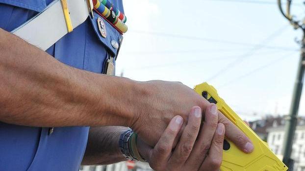 Bloccato l’uso del taser, i sindacati e il Comune di Ferrara: «Decisione assurda»
