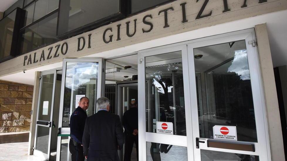 Perseguitava la ex e il nuovo compagno: pena da otto mesi