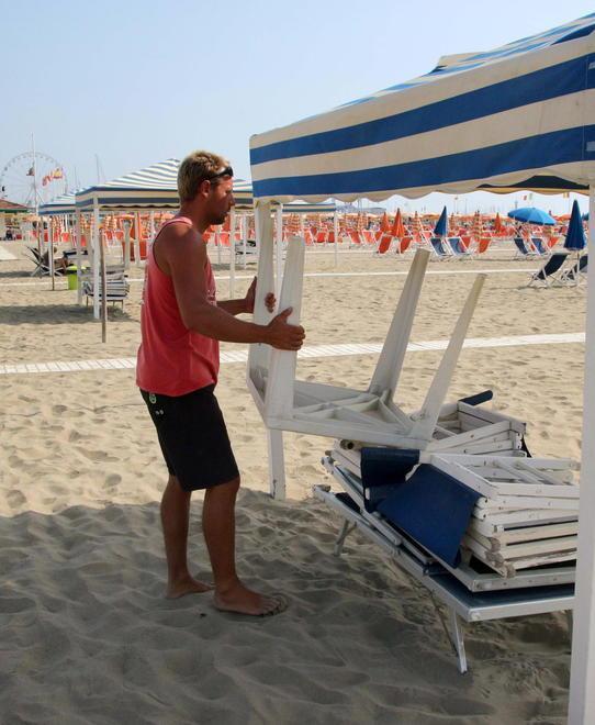 Spiagge, l’Europa avverte: «Illegale prorogare al 2033 le concessioni» 