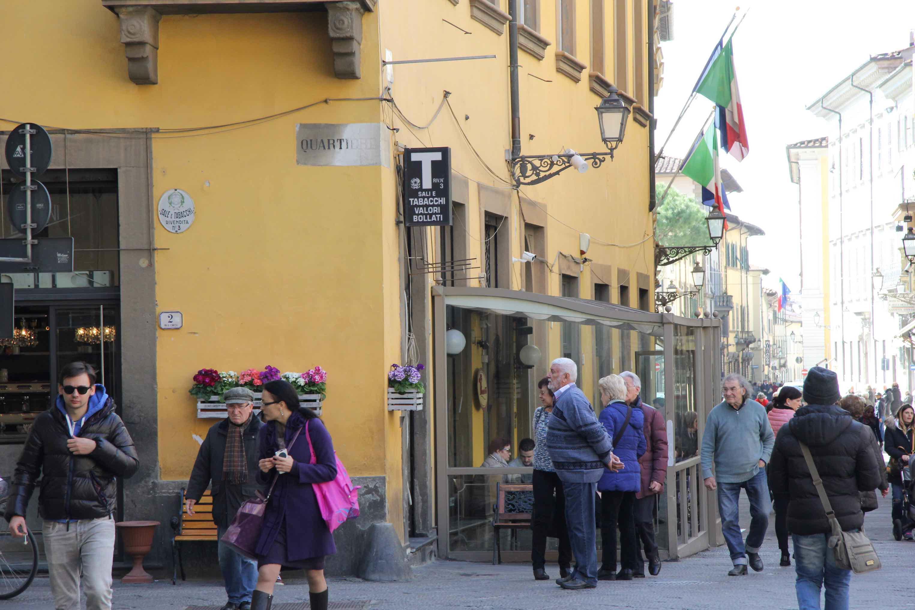 Confesercenti contro il telelavoro: "Fate rientrare gli impiegati, altrimenti i bar chiudono"
