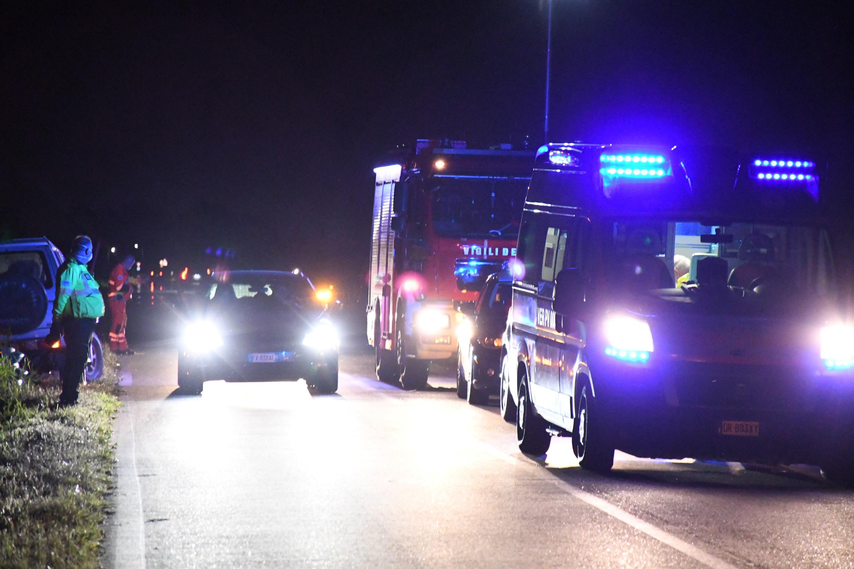 In auto si schianta contro un palo poi finisce nel fosso. Grave un 37enne