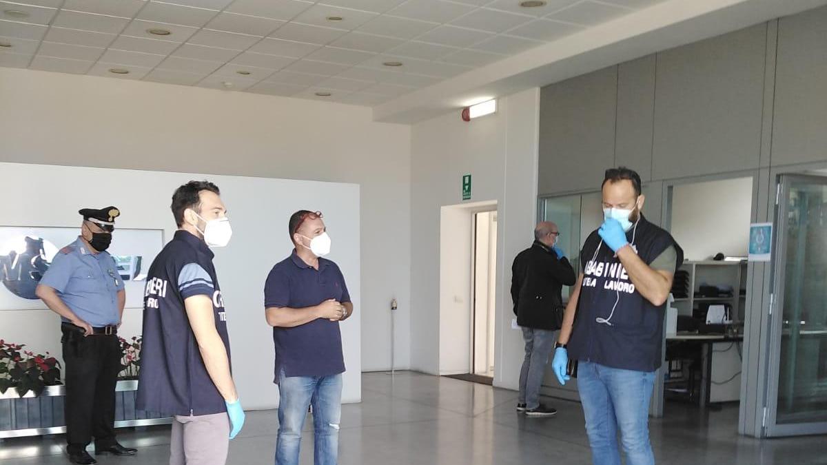 I carabinieri in una delle aziende controllate