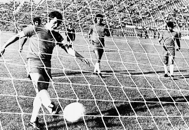 Carlos e il gol a Pinochet Caszely, la punta cilena che si rifiutò di stringere la mano al dittatore