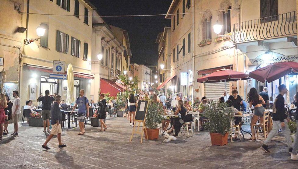 Di venerdì negozi tutti aperti dopocena, ma per molti è così tutte le sere 