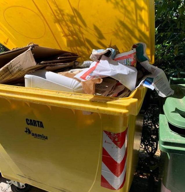 Cassonetti pieni in via Meucci