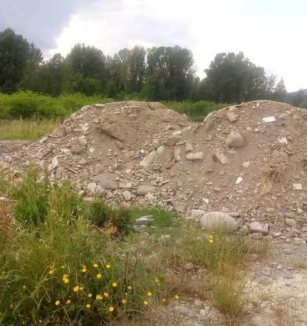 Una collina di detriti nella zona dello stadio «Il Comune intervenga»