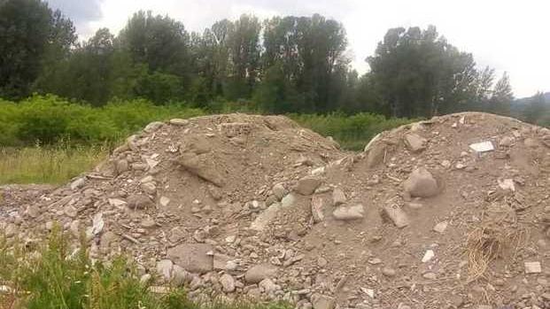 Una collina di detriti nella zona dello stadio «Il Comune intervenga»