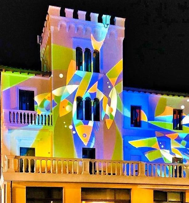 Segni d’arte ispirati al mare sui palazzi simbolo del paese 