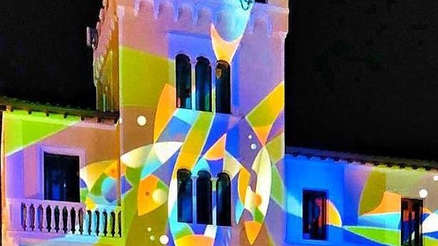 Segni d’arte ispirati al mare sui palazzi simbolo del paese