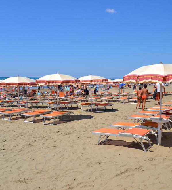 «Spiagge libere ridotte» Botta e risposta sui social 