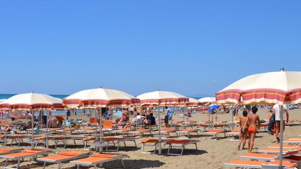 «Spiagge libere ridotte» Botta e risposta sui social