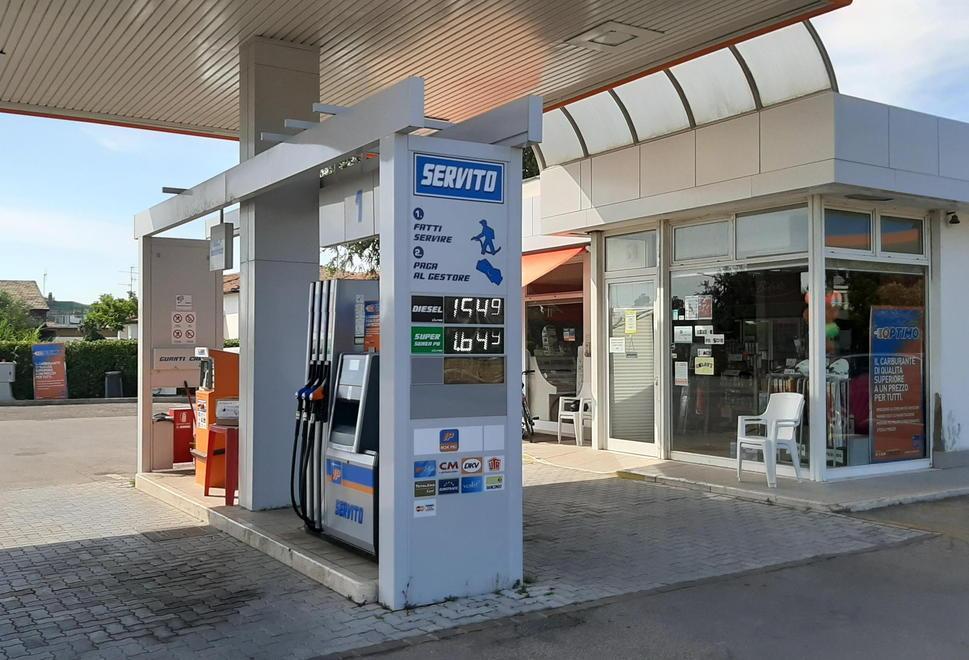Via con una cassaforte in auto Svaligiata stazione di servizio 