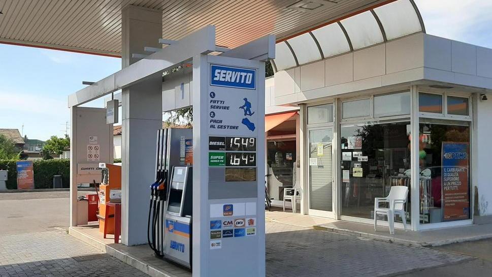 Via con una cassaforte in auto Svaligiata stazione di servizio