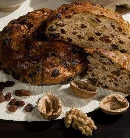 Una ricetta medievale tra uvetta, miele e pasta di mandorle