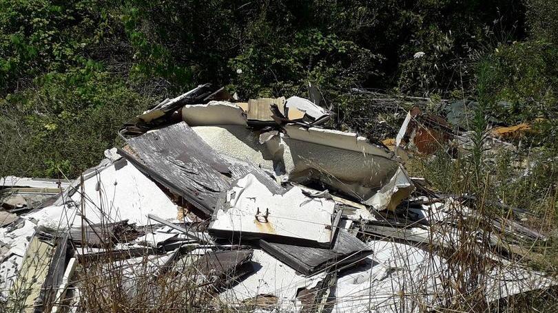 Cancello a terra, discarica a cielo aperto L’ex Ciclilandia rimane nel degrado