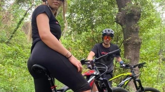 Sulla bici elettrica in giro per le colline arrivando al Goraiolo