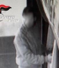 Preleva nove volte con il Bancomat rubato alla nonna: denunciato