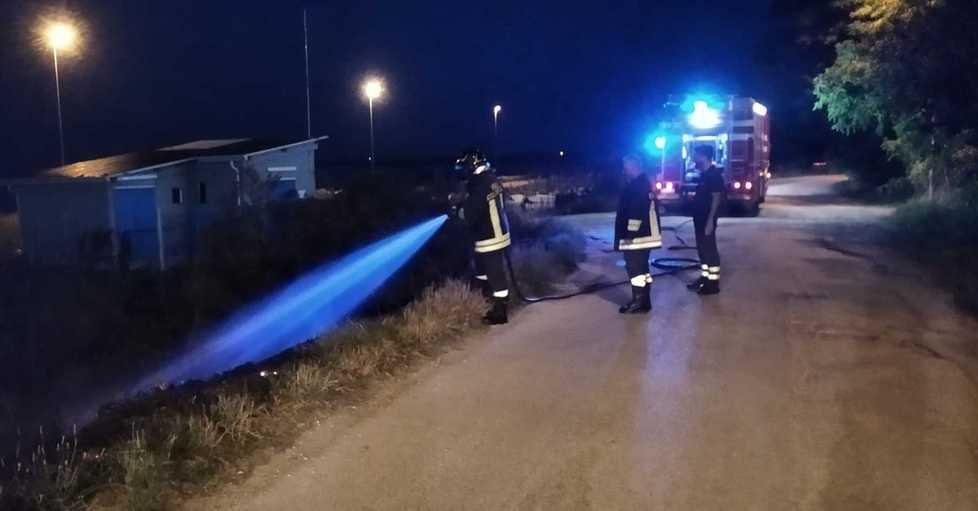 Incendio nell’argine Paura per la vicinanza ai serbatoi del porto 