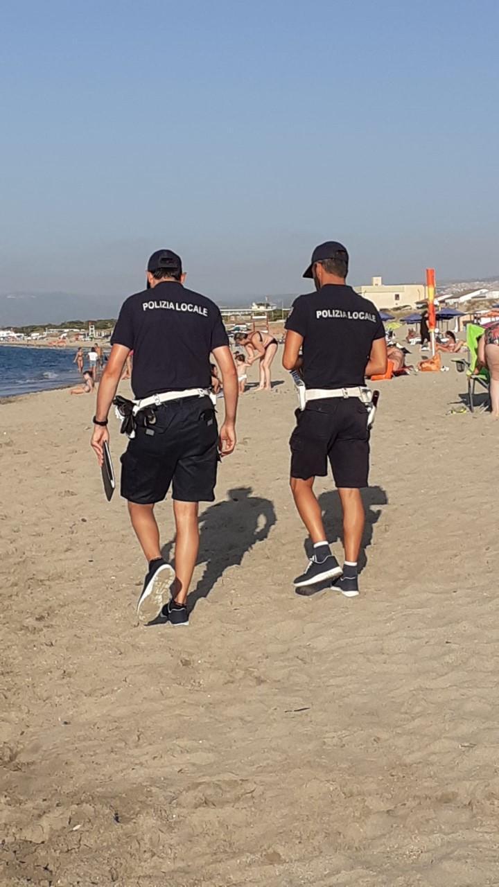 Ruba un portafoglio a Platamona ma viene bloccato da un giovane extracomunitario 