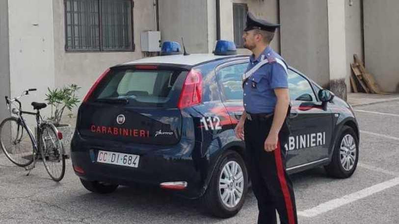 Casumaro. Al culmine della lite il vicino spara un colpo di carabina