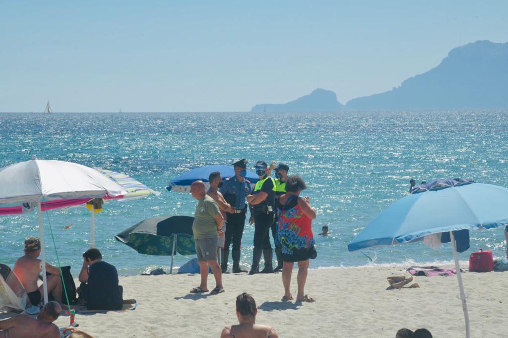 Olbia, colpito da un malore mentre esce dal mare: muore un 79enne