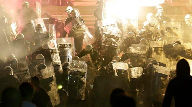 Serbia: altri 42 arresti dopo gli scontri a Belgrado