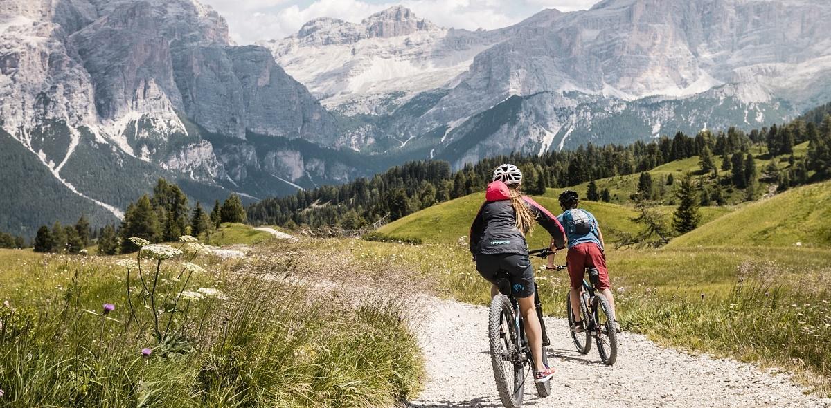 Coppia di e-bikers in difficoltà sul sentiero Cai,soccorsi da Saer e vigili del fuoco  