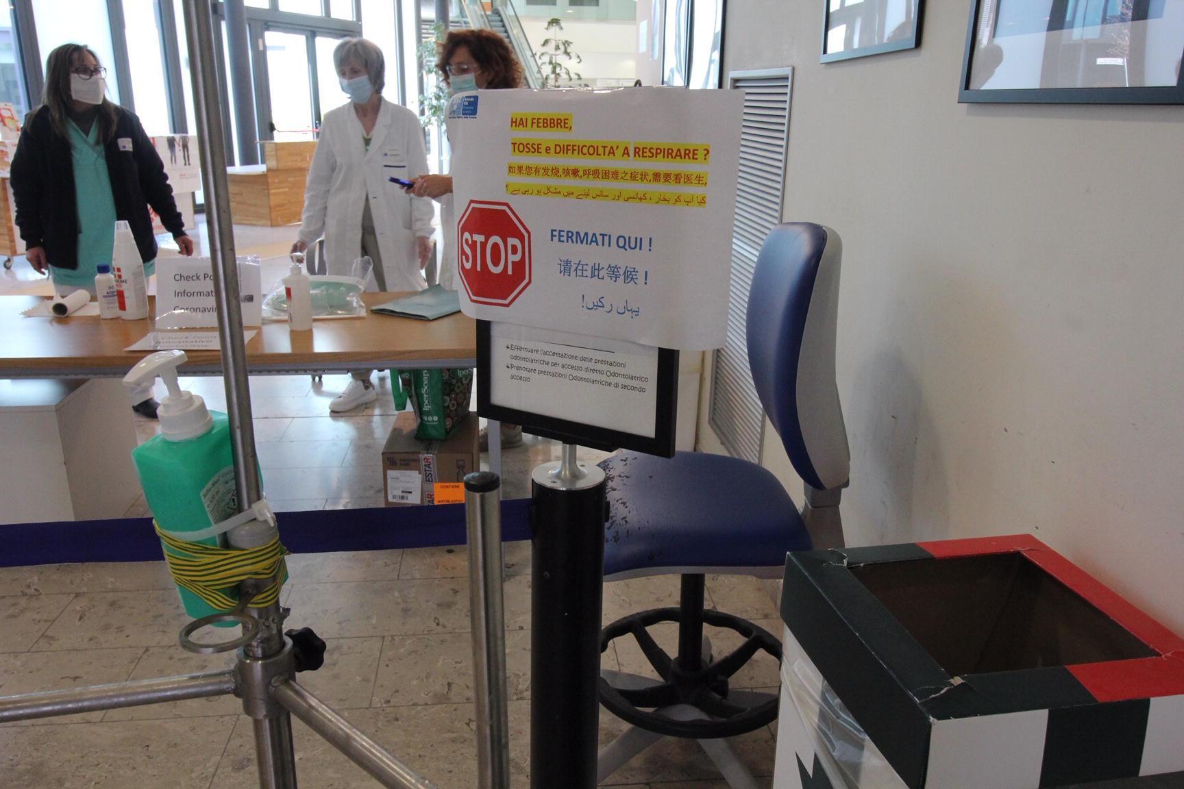 L'ingresso dell'ospedale Santo Stefano