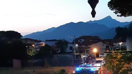 L'arrivo dei vigili del fuoco con l'autoscala
